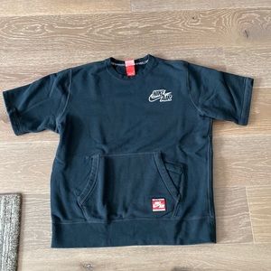 Nike shirt sleeve sweatshirt with front pockets .